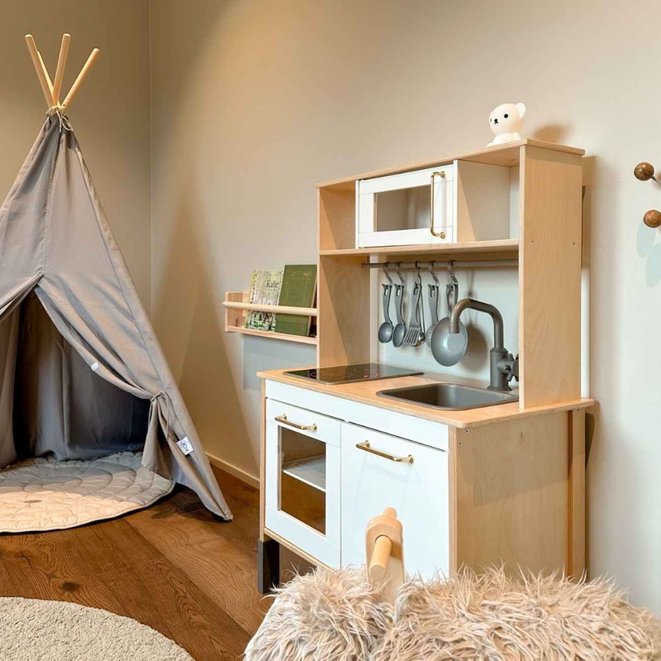 Solution rapide - Remplacez les poignées de cuisine pour enfants d'IKEA.