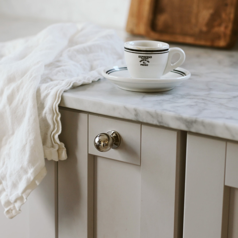 Positionnement des boutons sur les portes de cuisine