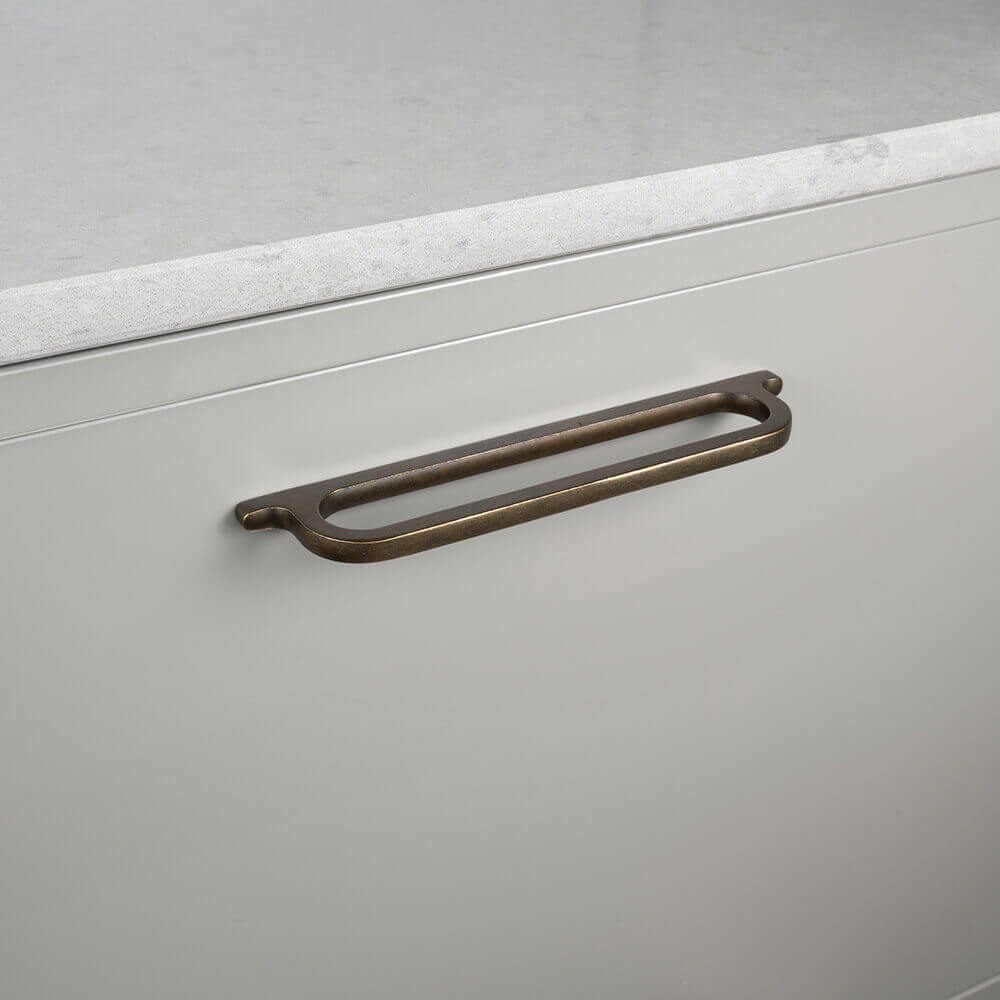 Poignée Omega - 160mm - Laiton Antique