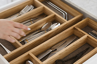Boîte de rangement Robur en chêne bien organisée